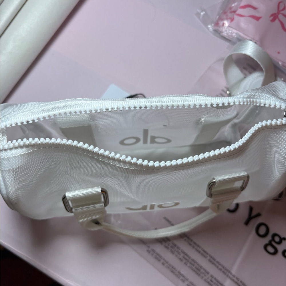 NEW 🤍🤍ALO Yoga Classic White Mini Bag - Picture 5 of 13